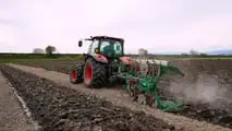 Kubota: trattore M 6-142 e aratro pentavomere in risaia