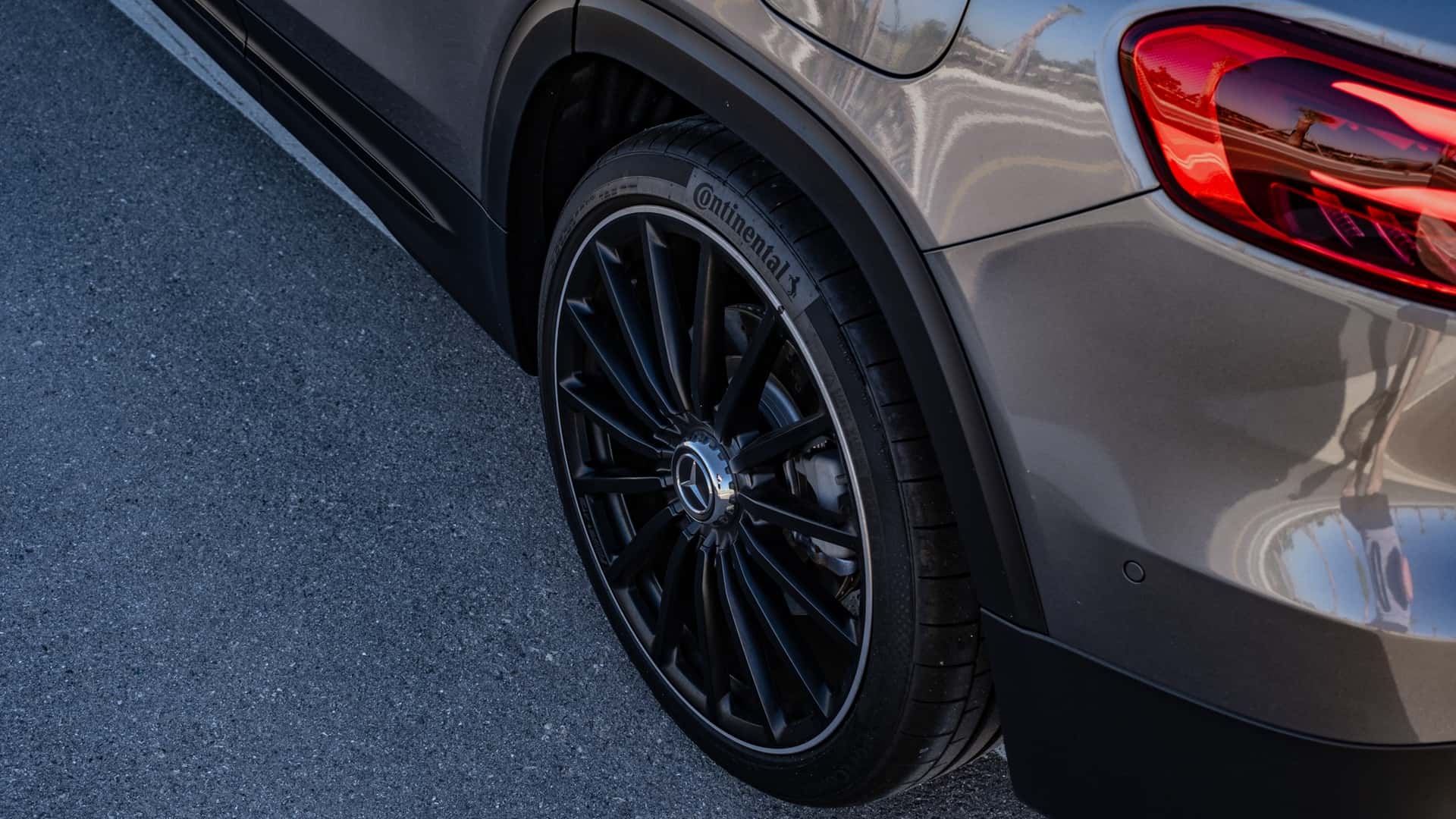 https://cdn.motor1.com/images/mgl/7ZQglq/s1/2024-merceds-amg-glb35-review.jpg