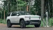 Weißer Rivian R1S beim Aufladen