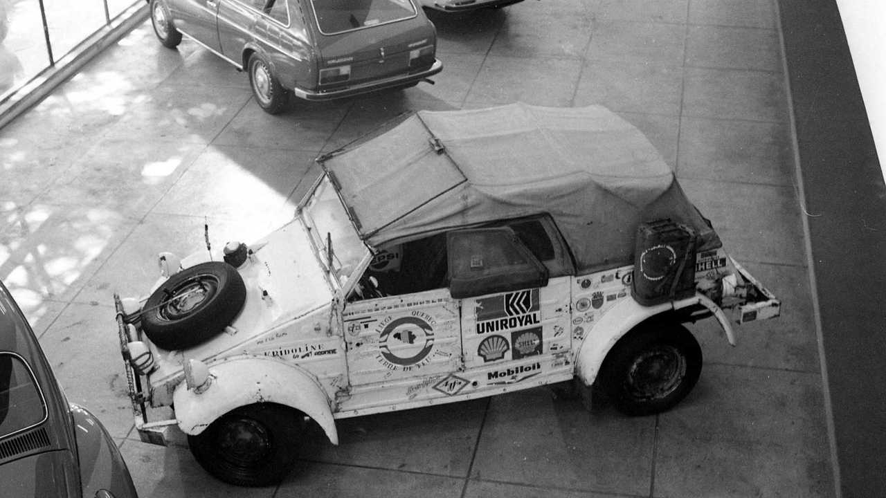 007 - Rio, 1973 - o Kübelwagen entre um Fusca e uma Variant na concessionária Rodasa