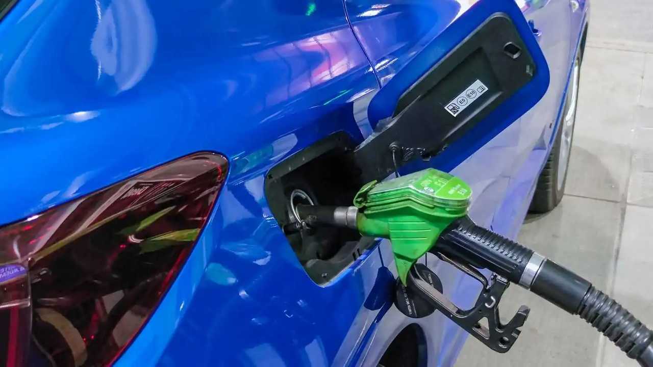 Opel Grandland Hybrid (2022) beim Tanken