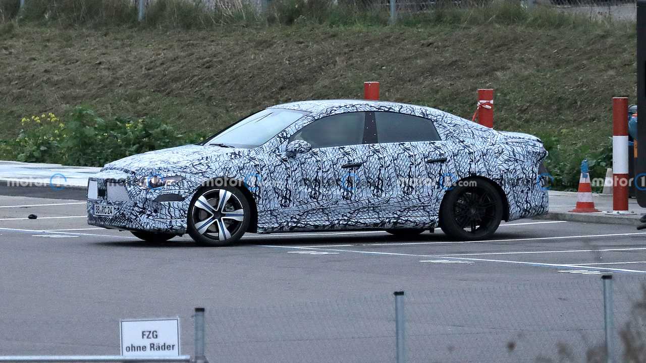 Nuova Mercedes EQA, le prime foto spia