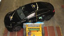 Mercedes EQE: Seitenaufprall einer mobilen Barriere - nach dem Crash
