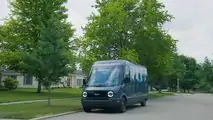 Vista esterna anteriore a tre quarti del veicolo per le consegne Amazon Electric Delivery