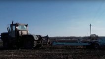 Agricoltori ucraini: coltivano e aiutano l'esercito