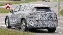 Foto spia del SUV Mercedes EQC di nuova generazione