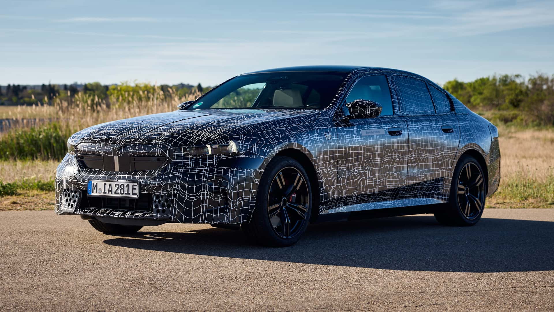 https://cdn.motor1.com/images/mgl/7ZmP07/s1/2024-bmw-i5-m60.jpg