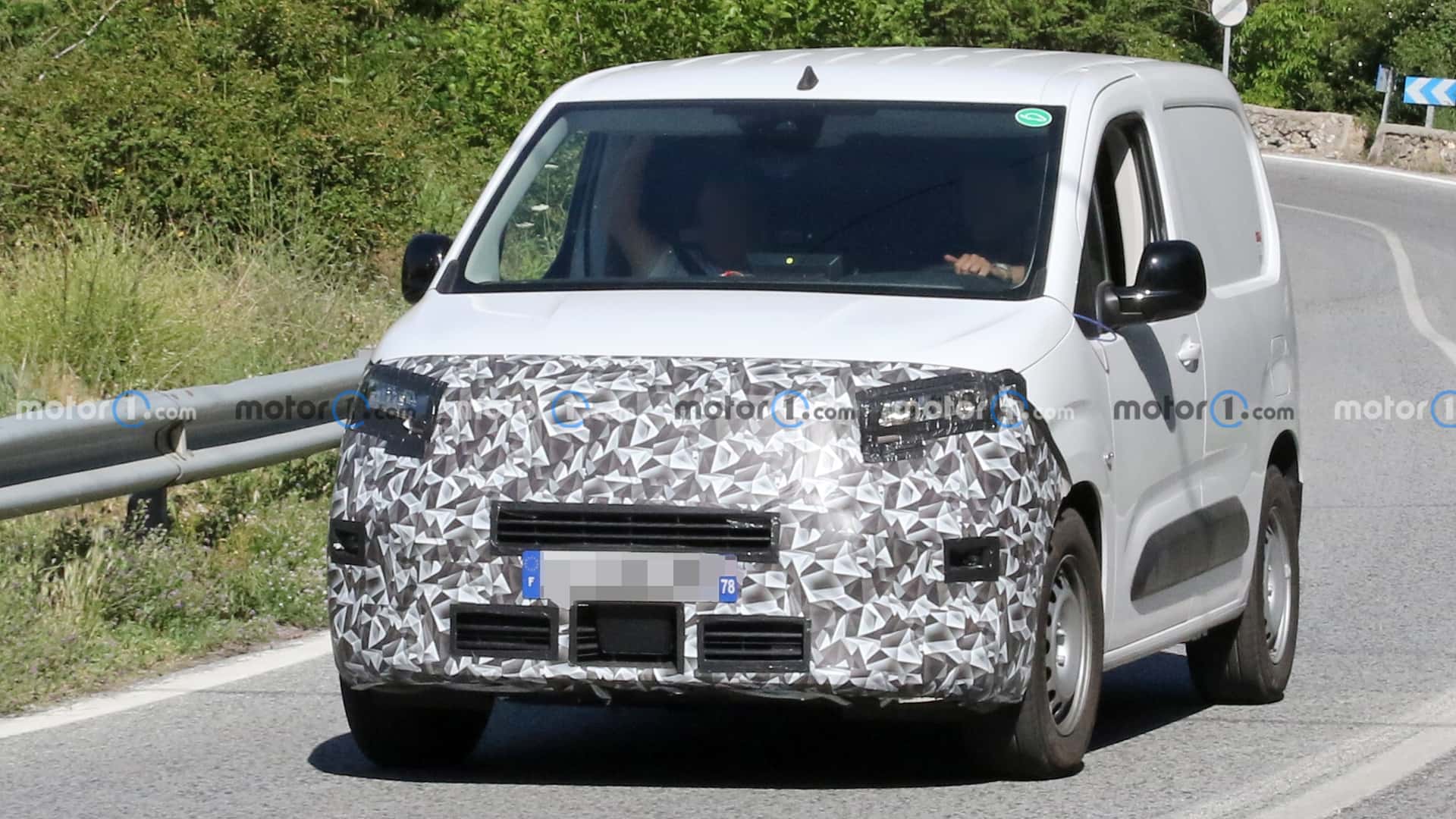 peugeot-partner-facelift-spy-photo.jpg