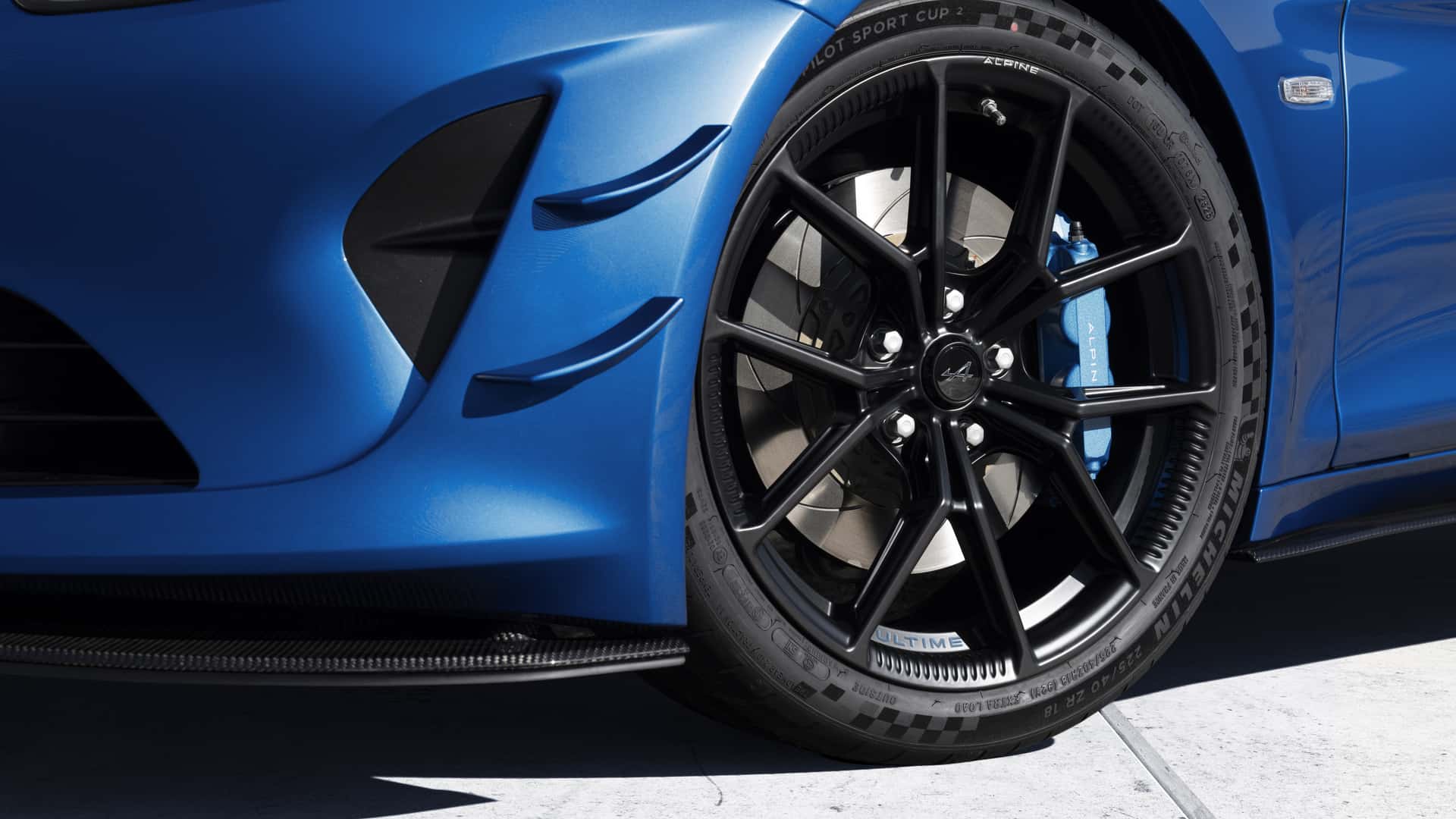 https://cdn.motor1.com/images/mgl/7ZoBgq/s1/alpine-a110-r-ultime.jpg