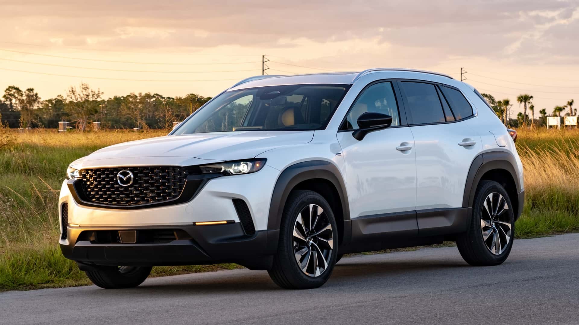 https://cdn.motor1.com/images/mgl/7ZoVJo/s1/2025-mazda-cx-50-hybrid-first-drive-review.jpg