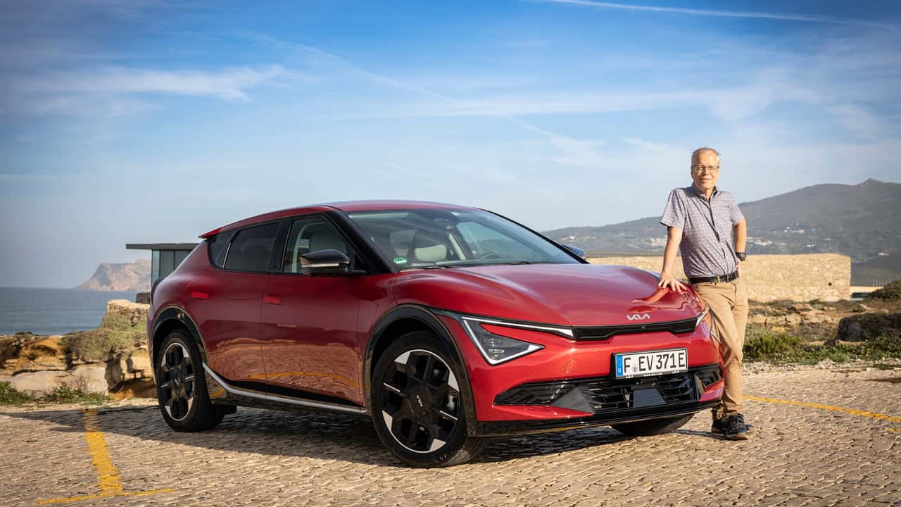 Kia EV6 (2025) mit Autor Stefan Leichsenring in Cascais