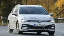 Foto spia del lifting facciale della Volkswagen Golf Variant 2024