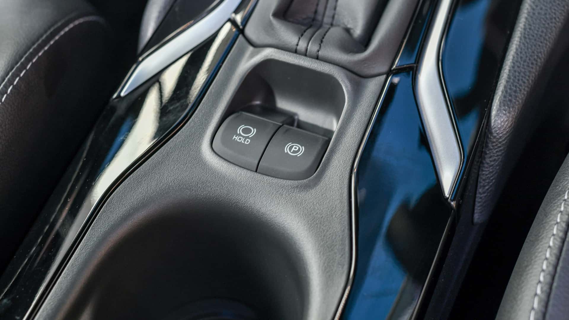 https://cdn.motor1.com/images/mgl/7ZvJlV/s1/toyota-corolla-cross-2024-tailandia.jpg