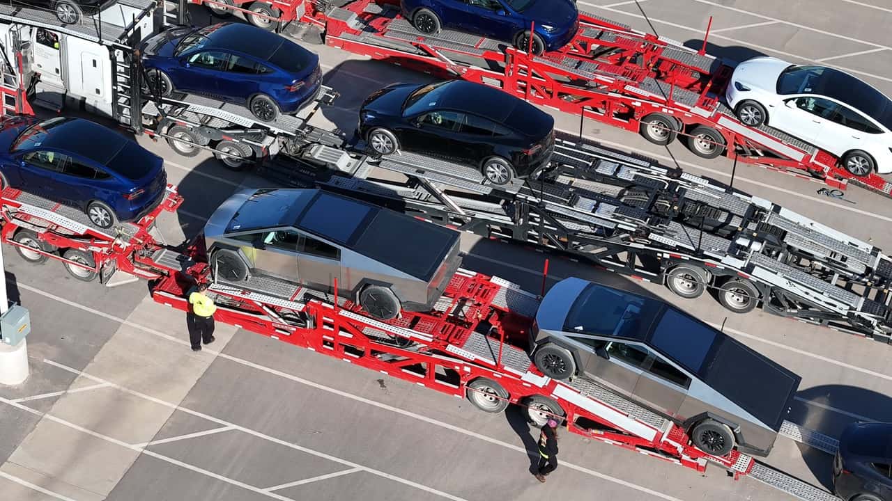 I Tesla Cybertrucks stanno lasciando il lotto in uscita di Giga Texas a un ritmo rapido