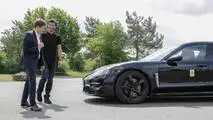 Mark Webber pilote la Porsche Mission E
