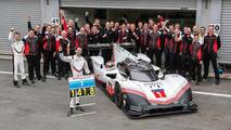 Foto de grupo de los miembros del equipo Porsche