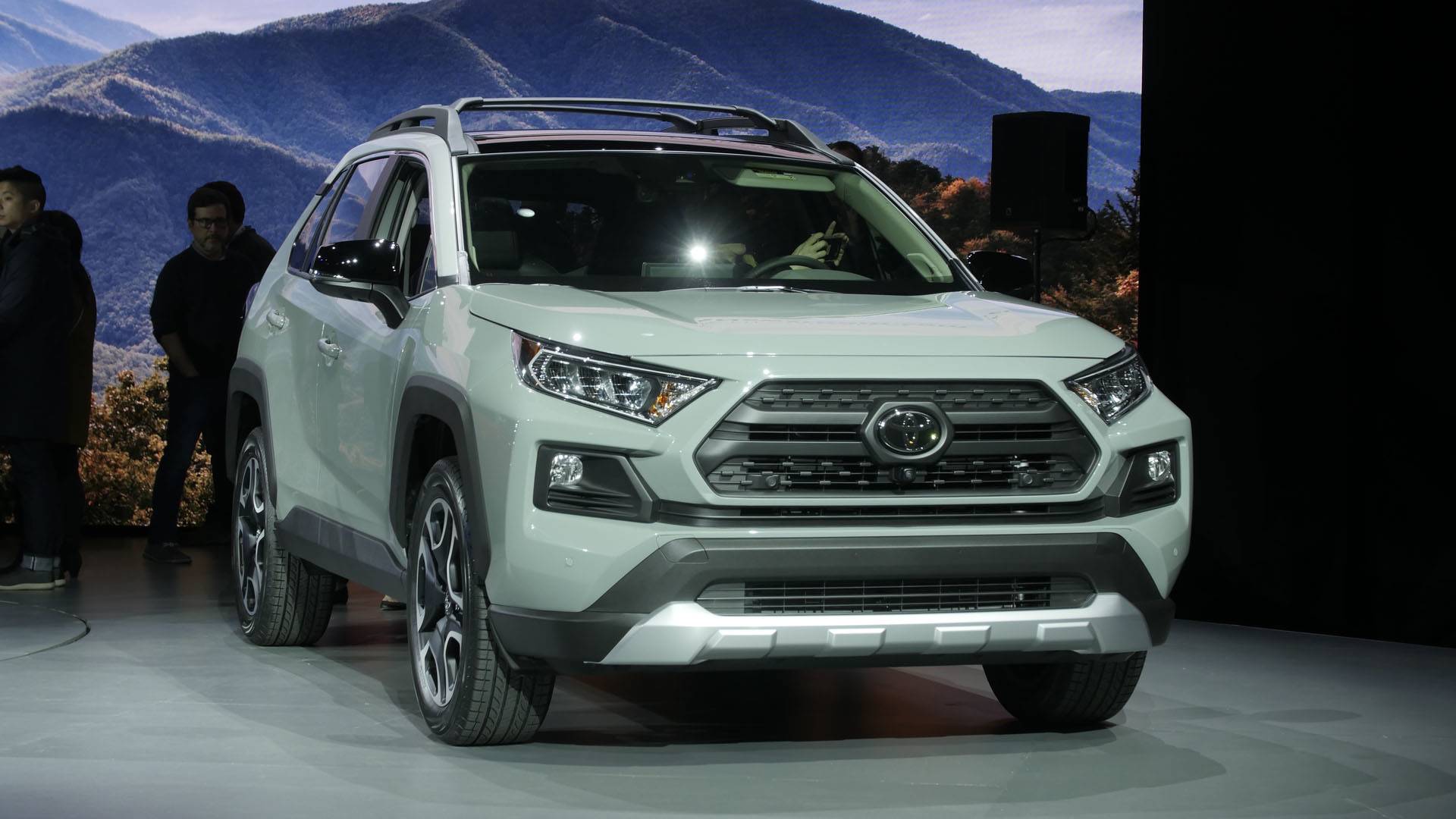 2019-toyota-rav4-new-york-auto-show.jpg