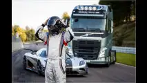 Volvo-LKW vs. Koenigsegg-Sportwagen