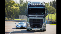Volvo-LKW vs. Koenigsegg-Sportwagen