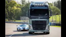 Volvo-LKW vs. Koenigsegg-Sportwagen