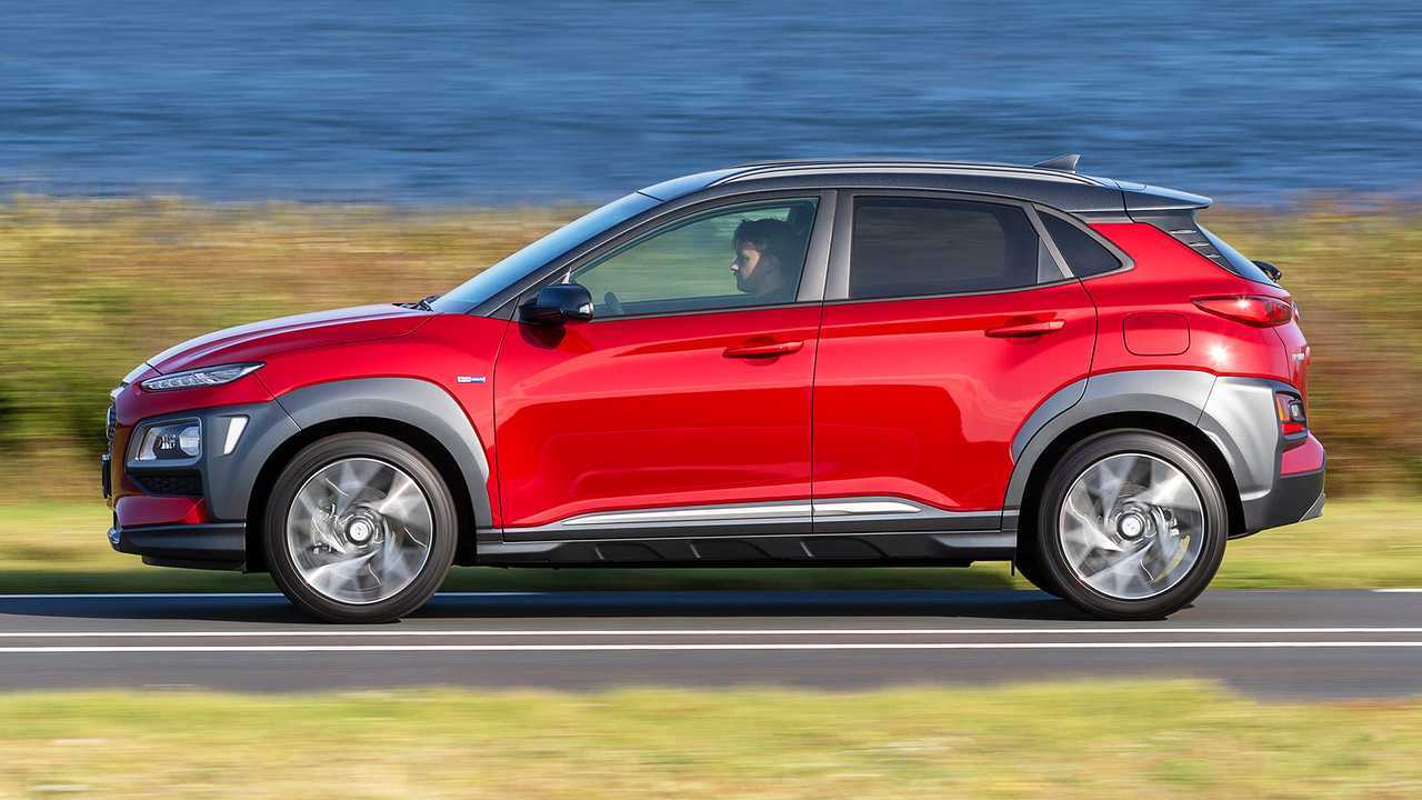 Toyota C-HR Hybrid restyling vs Hyundai Kona Hybrid