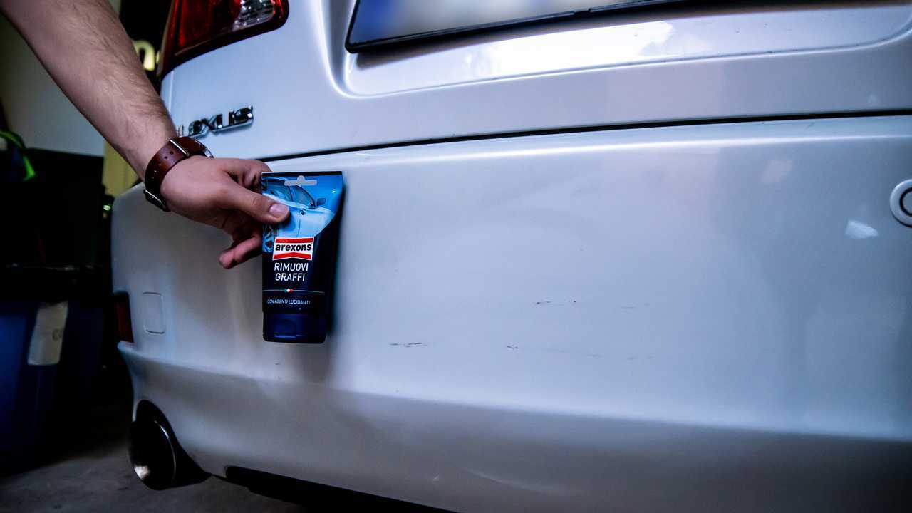 Pulizia auto, fanali e graffi