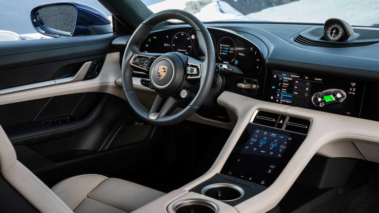Porsche-Tesla, il duello ha inizio