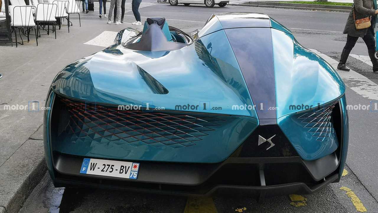 DS X E-Tense Concept dans les rues de Paris
