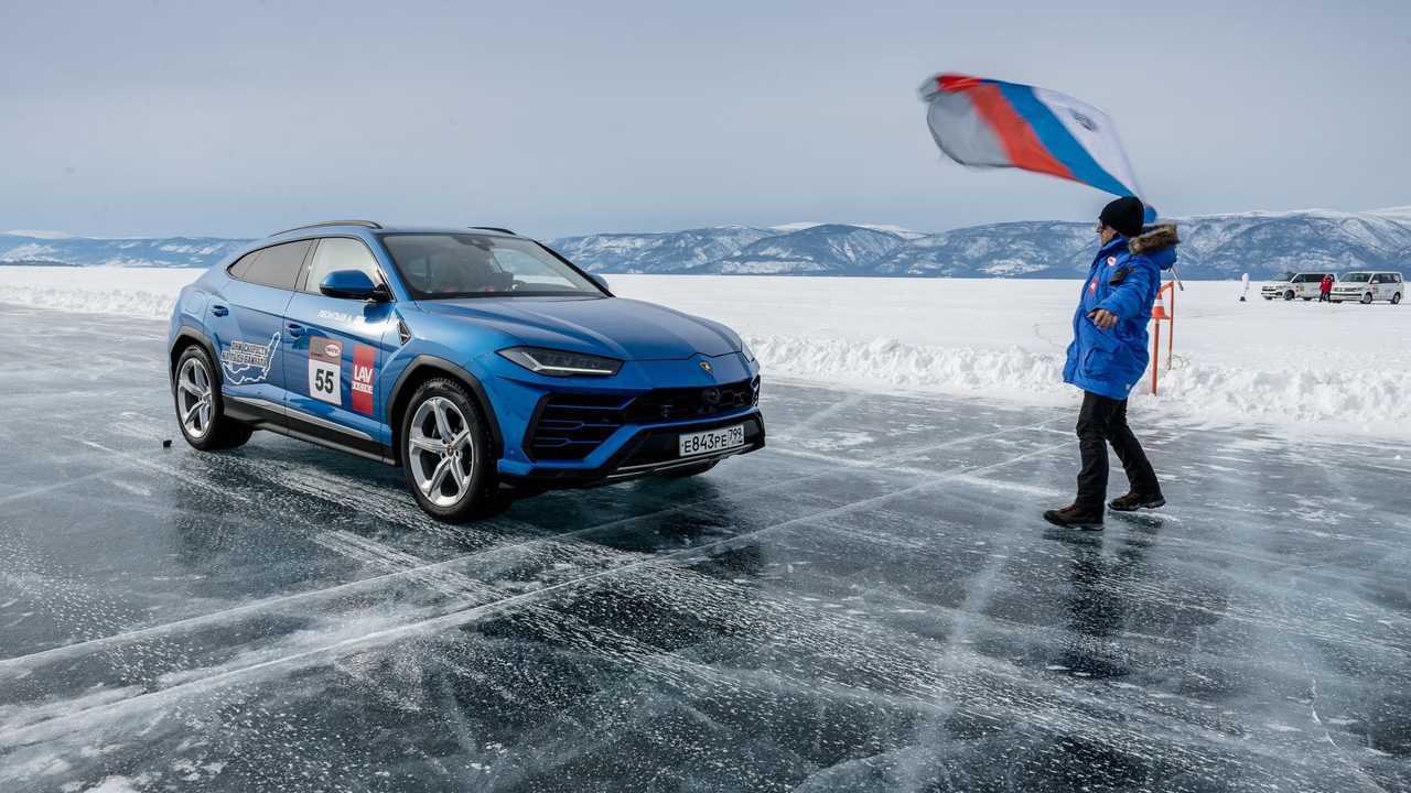 Lamborghini Urus sur le lac Baikal