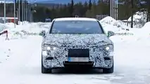 Mercedes EQE, le foto spia sulla neve