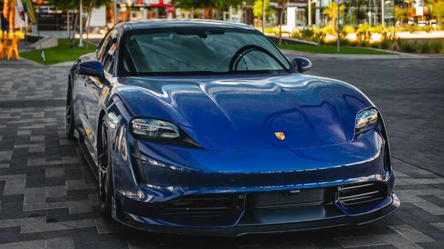 Porsche Taycan примерил на себя обвес из углеродного волокна