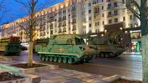 Kampffahrzeuge der Komplexe „Tor-M2“ und „Buk-M3“ (hinten)