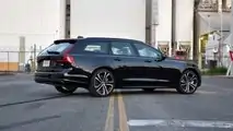 Quartier extérieur et arrière de la Volvo V90 T6 R-Design à traction intégrale 2021