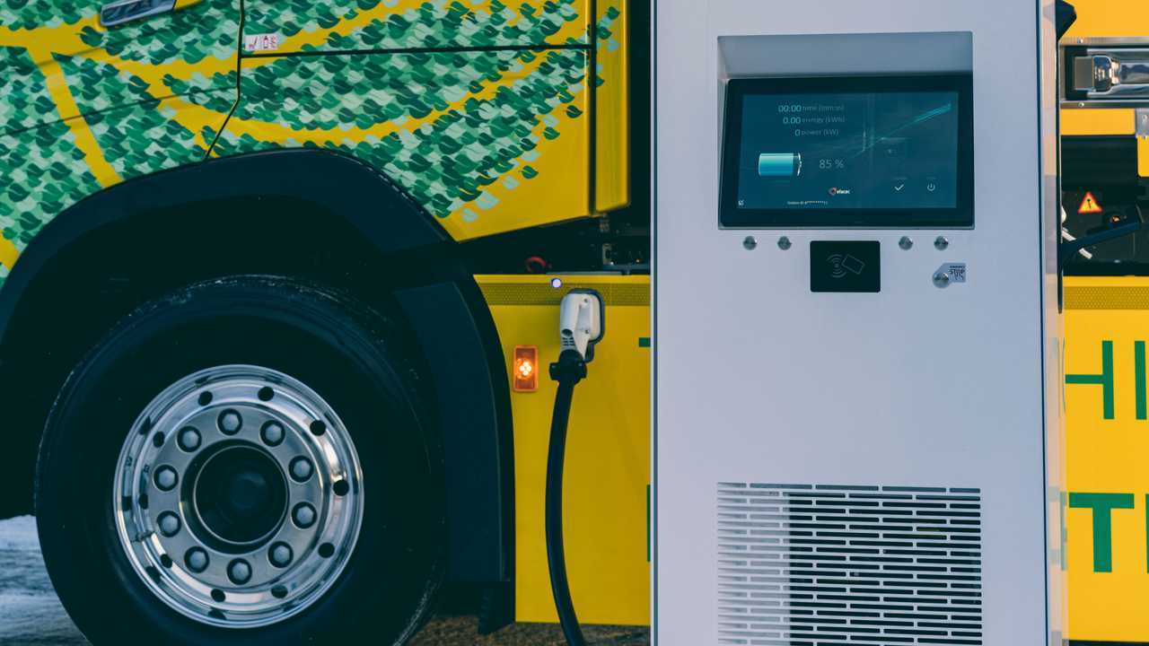 Volvo Trucks e DHL Freight - rifornimento
