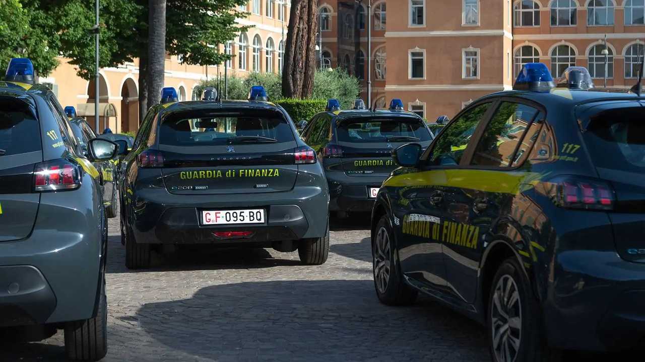 Peugeot e-208, l'auto elettrica della Guardia di Finanza