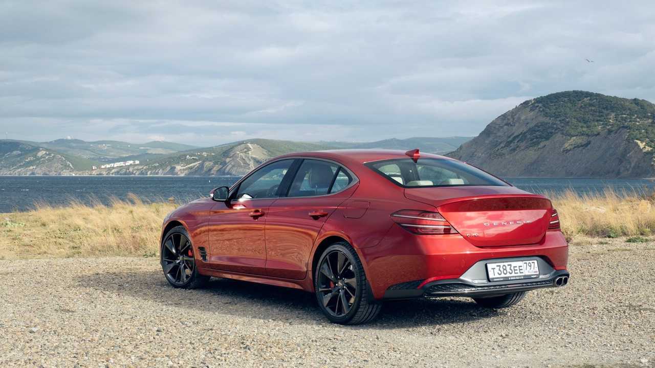 Genesis G70 в три четверти сзади