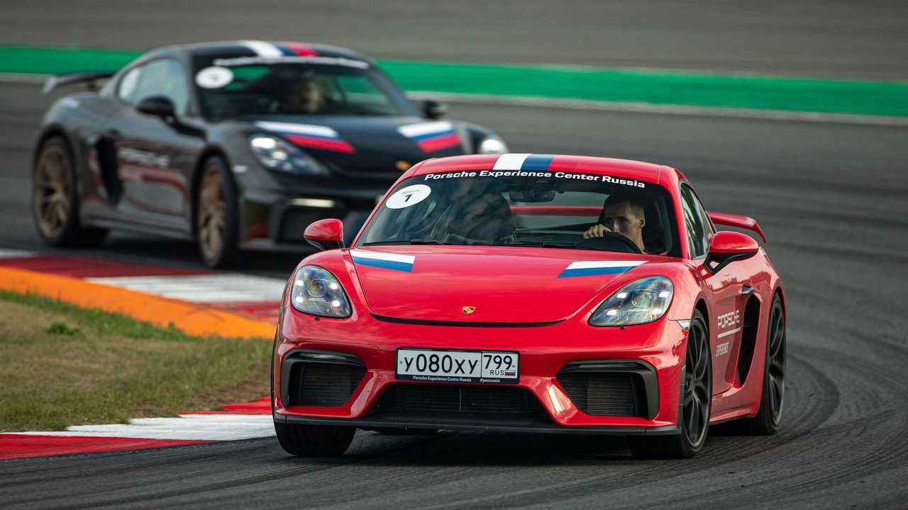 Два Porsche 718 Cayman GT4