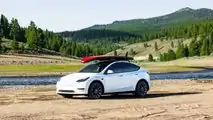 Una tesla Model Y con la tavola da surf di Elon Musk sul tetto