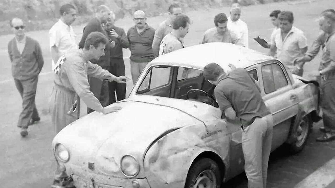 Renault Gordini sendo desamassado para seguir no desafio