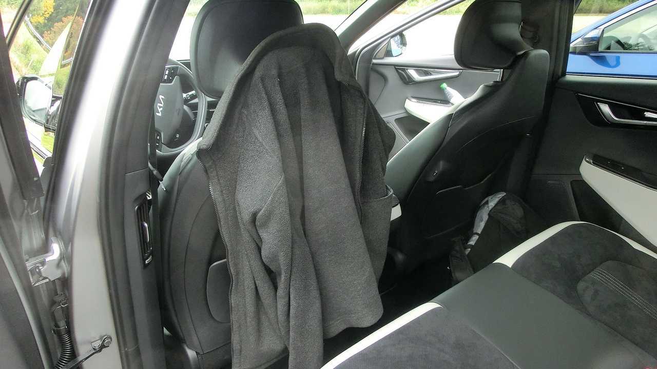 Kia EV6: Vordersitzlehne als Kleiderbügel-Ersatz