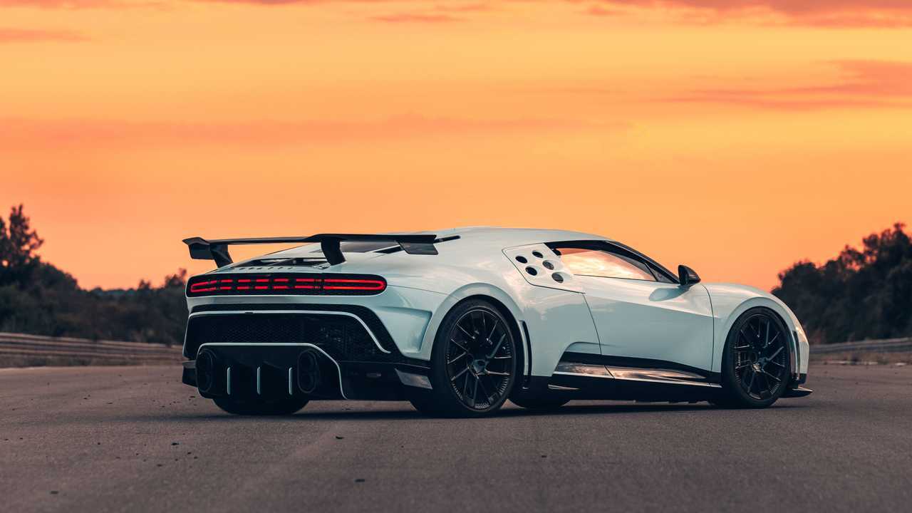 Bugatti Centodieci, i collaudi sulla pista di Nardò
