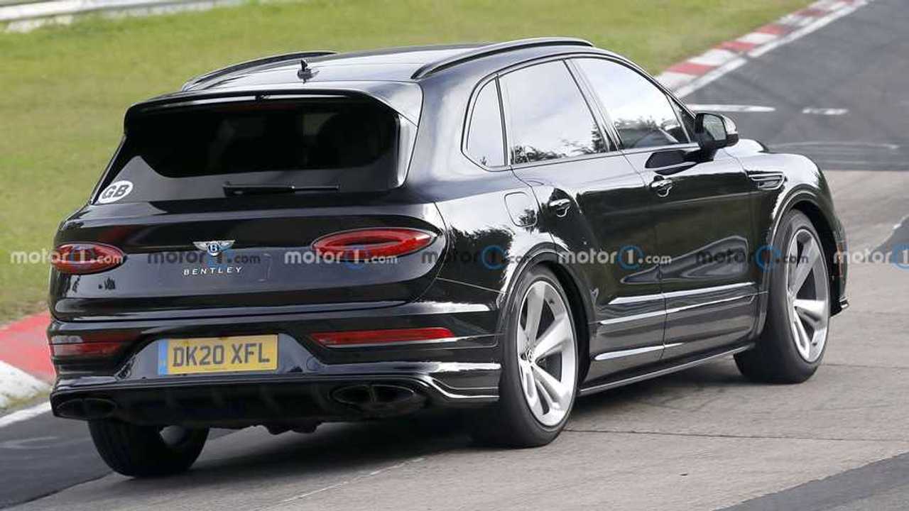 Foto - Bentley Bentayga, una strana versione gira al Nurburgring