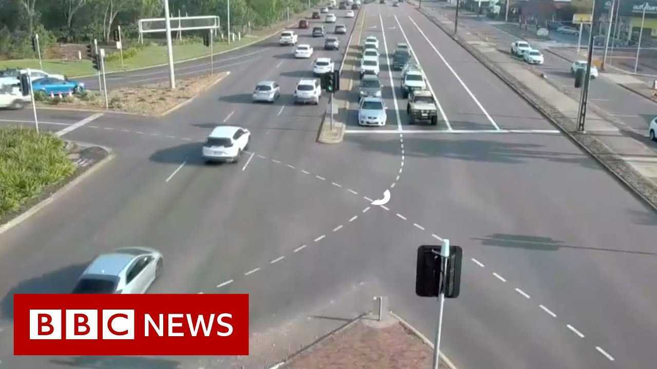 Auto impazzita attraversa una strada a 8 corsie. L'incredibile video