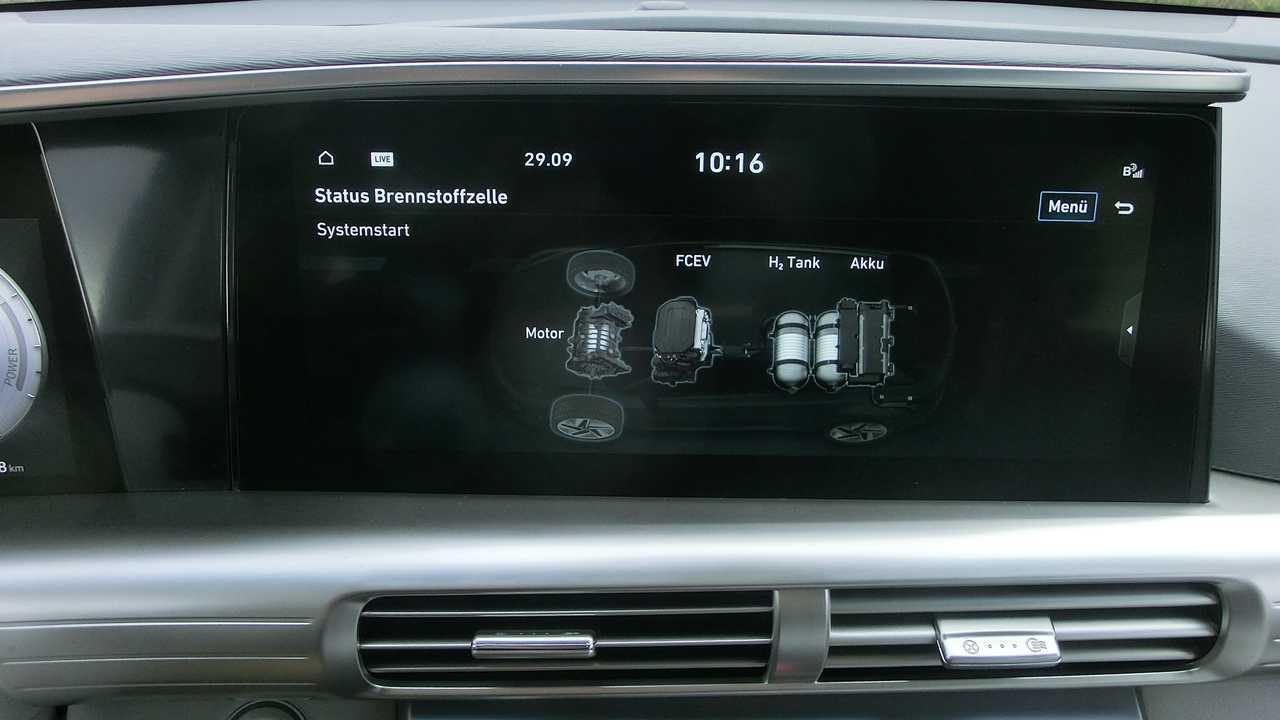 Hyundai Nexo: Das Brennstoffzellensystem besteht aus E-Motor, Stack, den Tanks und der Pufferbatterie (von links nach rechts)