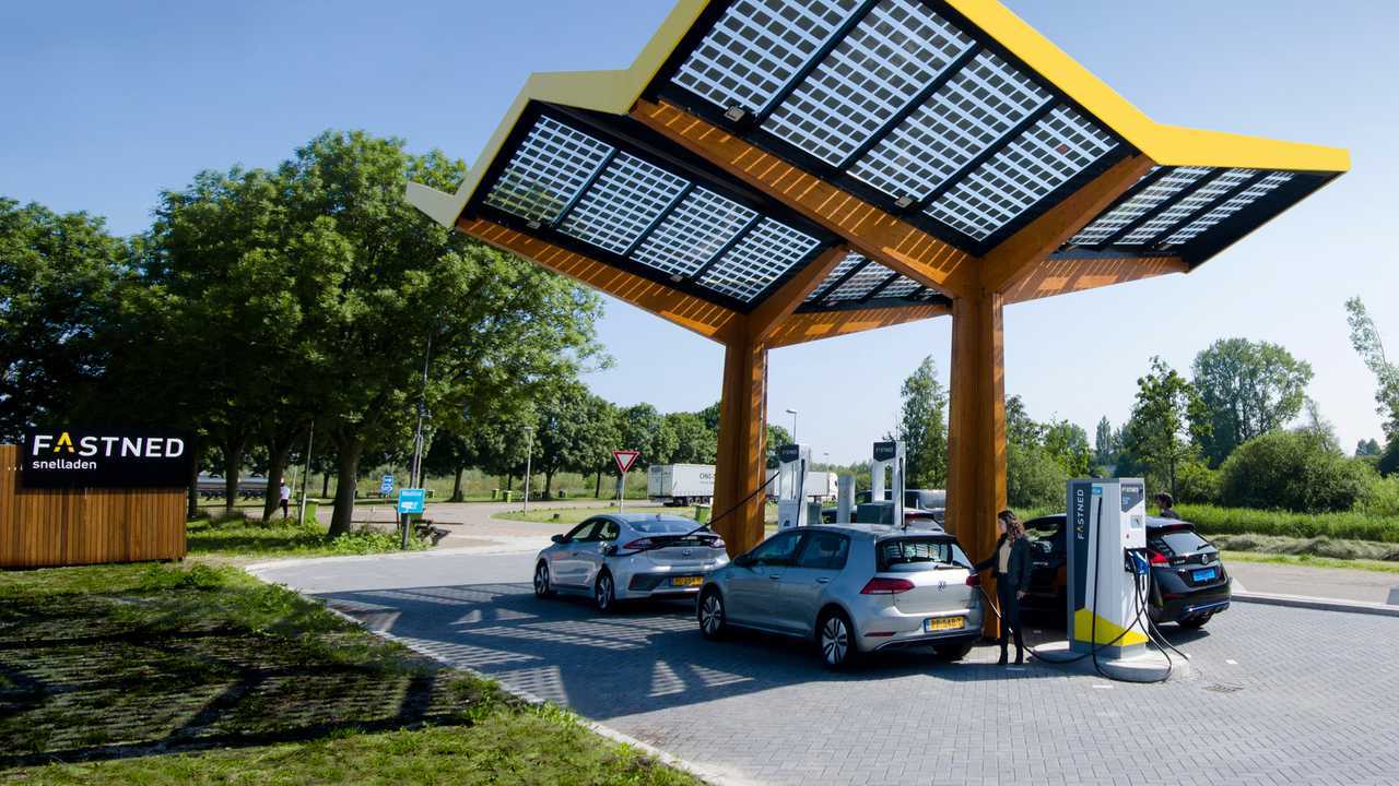 Fastned fast charging station