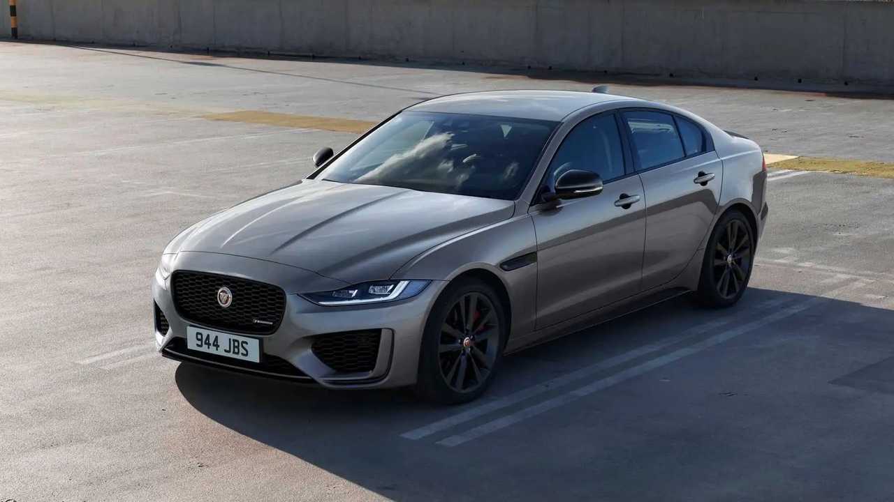 Jaguar XE (2021): Version mit schwarzen Außenspiegeln, schwarzen Fensterrahmen und schwarzem Grill