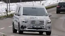 Mercedes-Benz T-Class nuova foto spia (anteriore tre quarti)