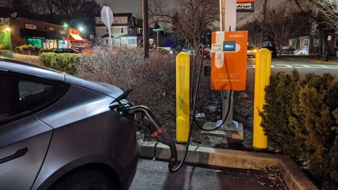 ilustrasi kedua pengisian baterai Tesla