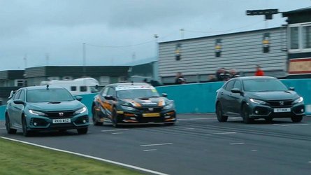 Honda Civic yarış aracı Type R ve Sport versiyonlarıyla pistte