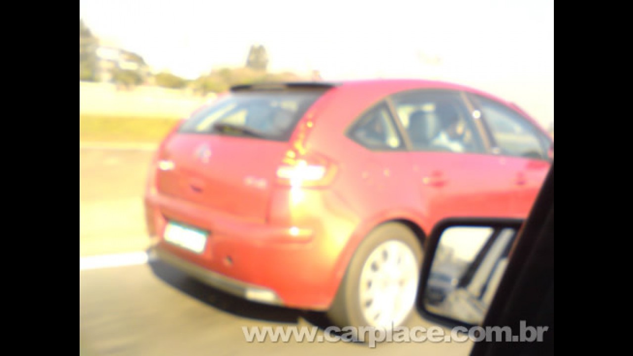 Leitor flagra o novo Citröen C4 hatch rodando sem disfarces em São Paulo